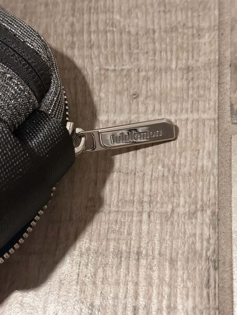Lululemon Everywhere Belt Bag 1L Glitter Dark Silver NWT - Picture 3 of 6